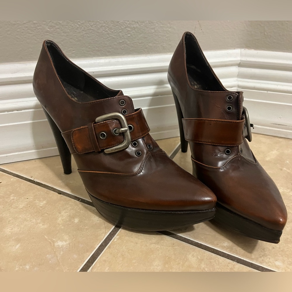 Stuart Weitzman platform Heels Size 7.5 Leather, 
4.5 inch heel height 👢